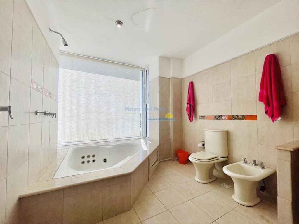 Muy Buena Casa de 5 Dormitorios y Piscina en del