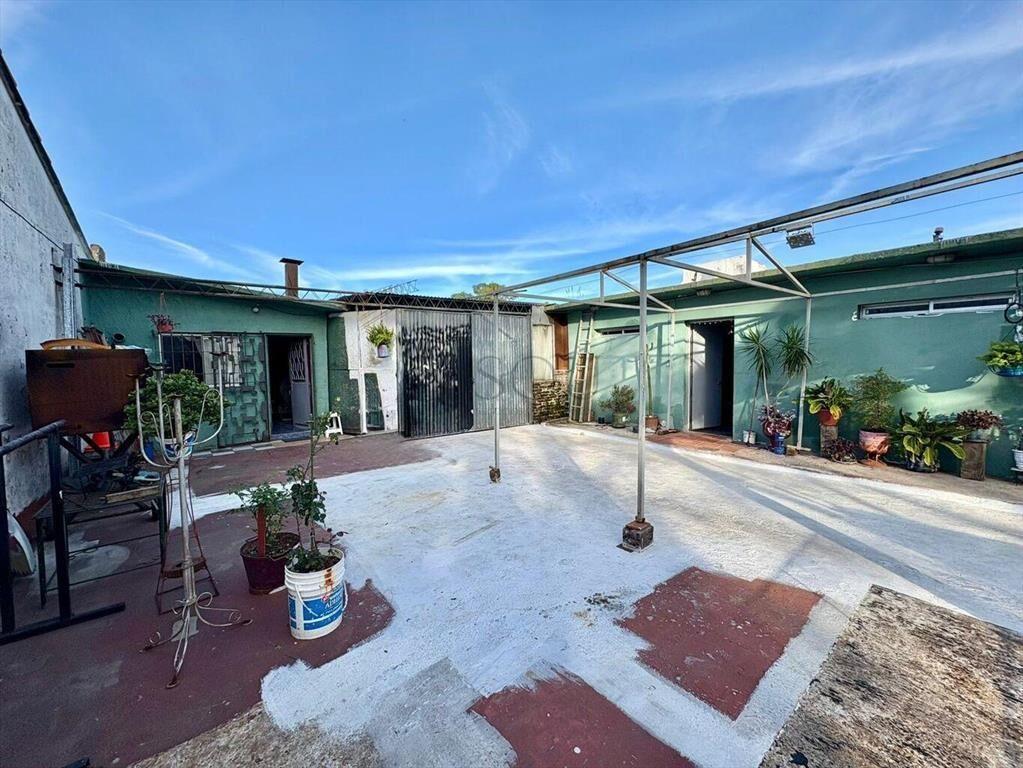 Venta galpón co apartamentos, Cerro.
