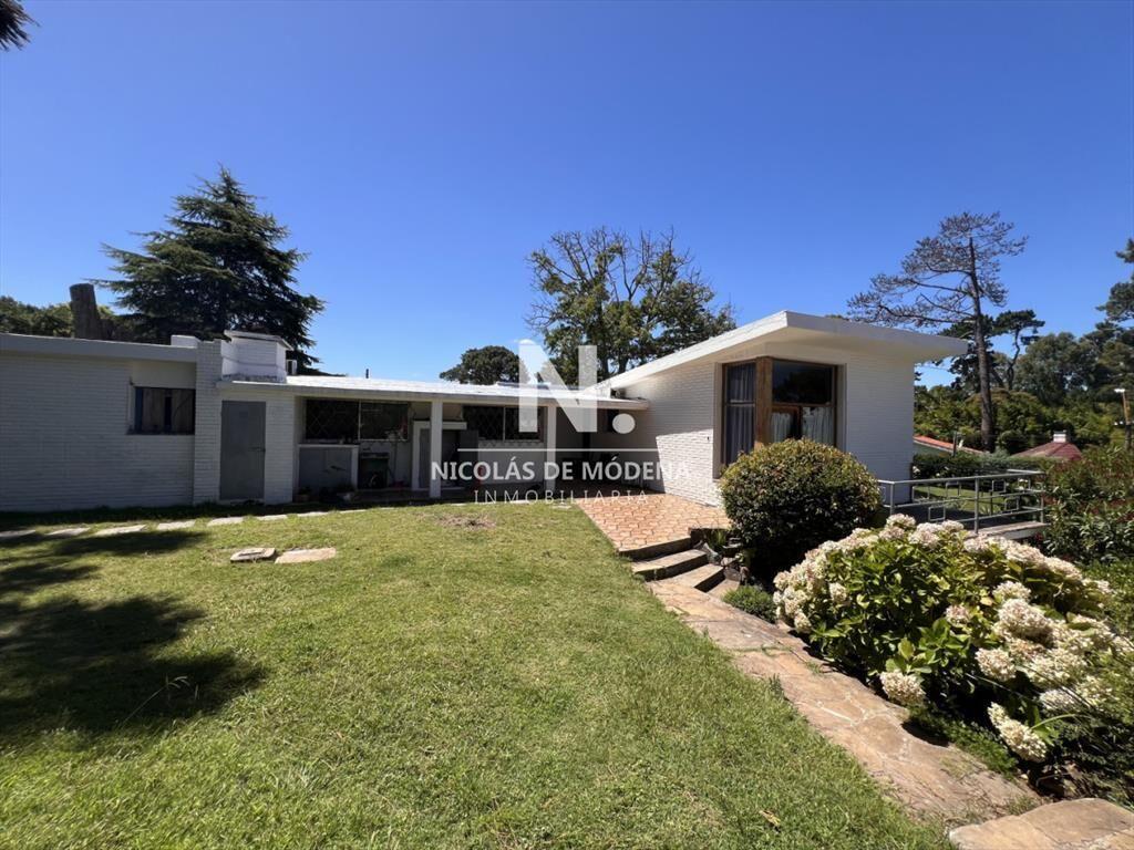 Amplia casa en Cantegril, Punta del Este. 509m2 y