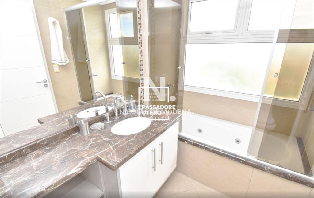 Vende apartamento de 3 dormitorios,en Mansa en