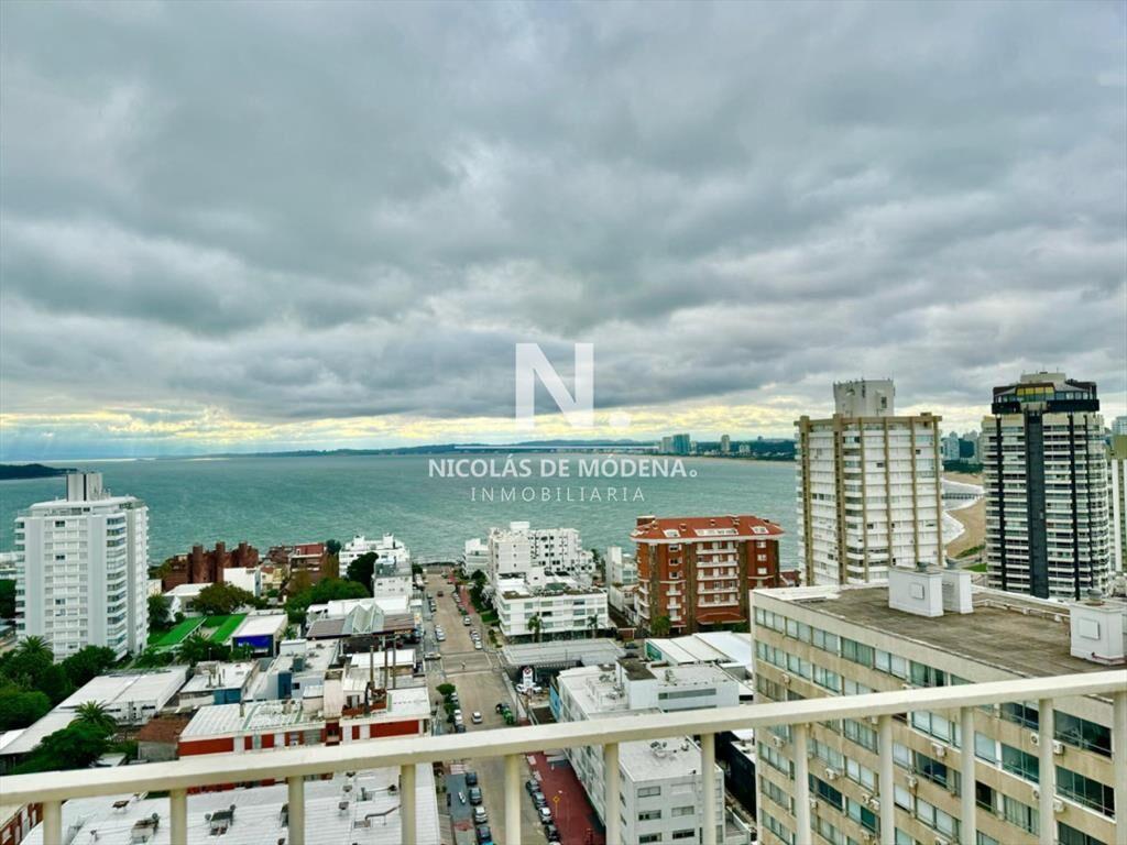 En venta apartamento de 3 dormitorios en Punta