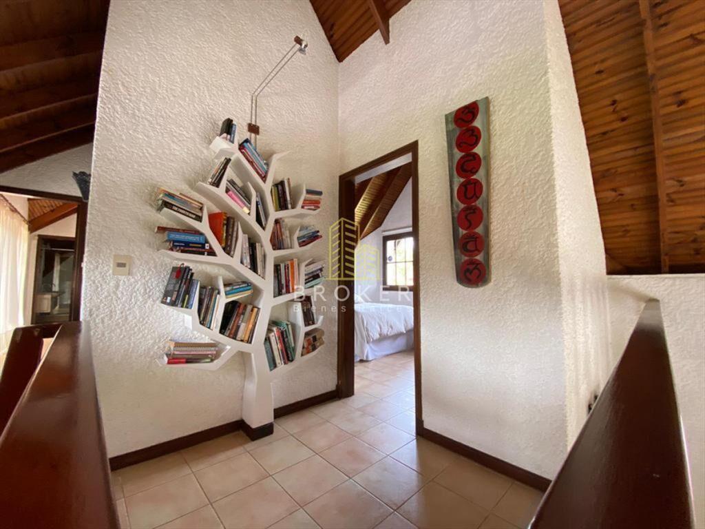 Amplia casa con piscina y hermoso jardÃn en