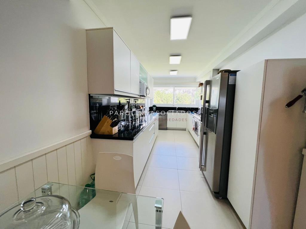 Semipiso de 3 dormitorios + dependencia en Punta