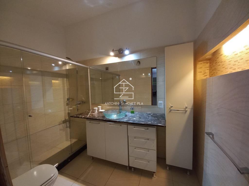 Vende casa de 3 dormitorios totalmente reformada.