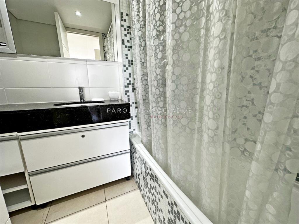 Exclusivo apartamento en edificio con servicios, a pasos de