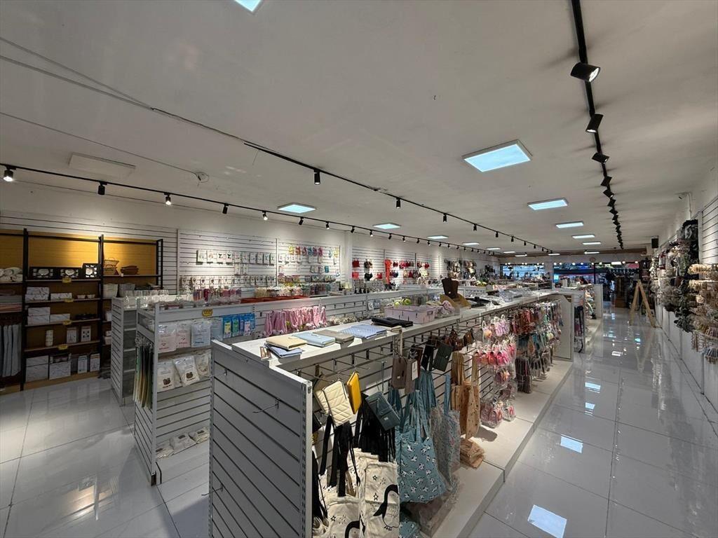 8 de octubre esq Comercio, 517 m2 salón + deposito, 10 m de