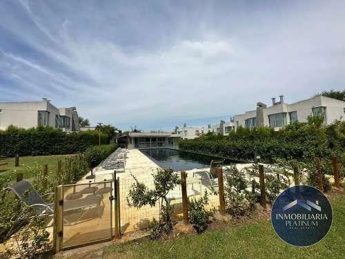 Casa en venta c/ cochera en Barra de Carrasco