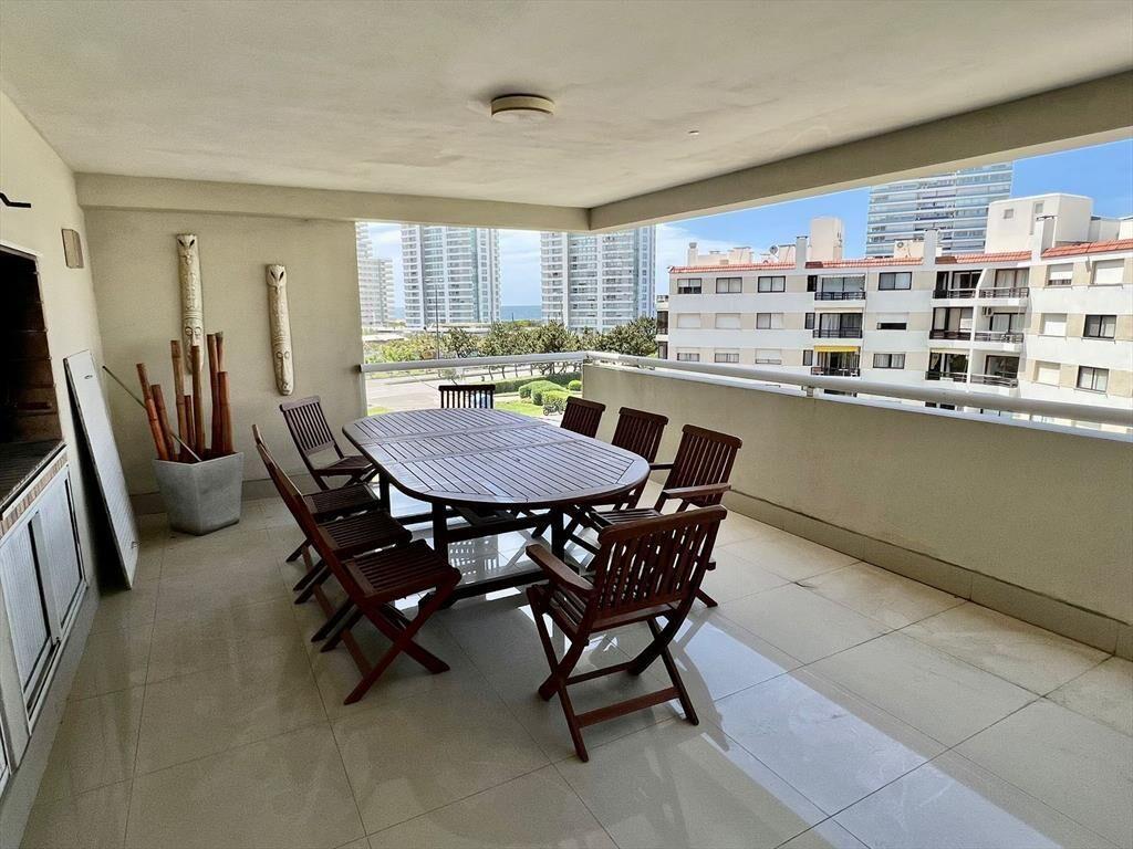 APARTAMENTO EN VENTA 4 DORMITORIOS CON PARRILLERO
