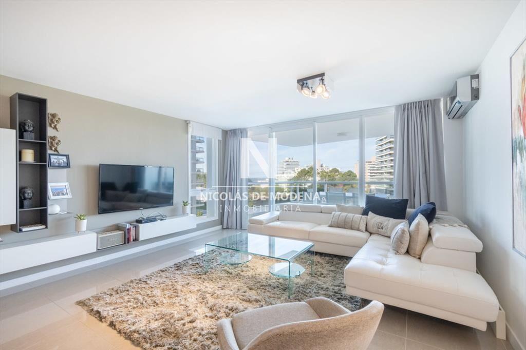 En venta apartamento de 3 dormitorios en suite,