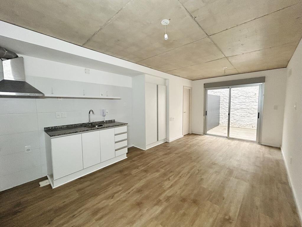 Venta monoambiente con patio con renta en La Comercial