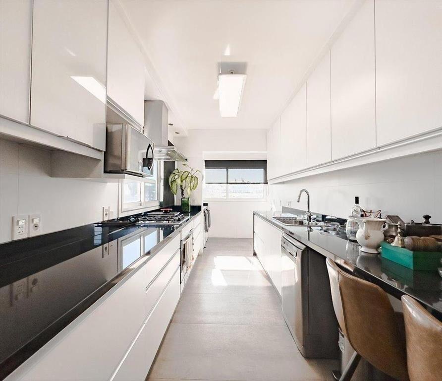 Venta Apartamento 4 Dormitorios 2 Garaje Pocitos