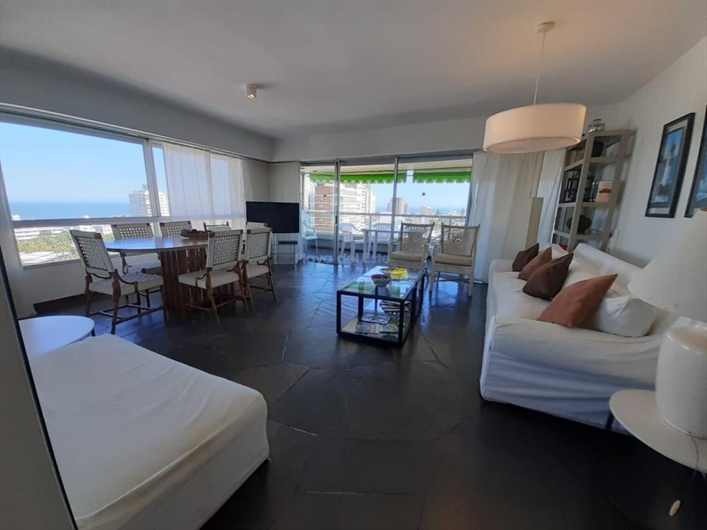 Apartamento de 3 dormitorios en Venta en Punta ,