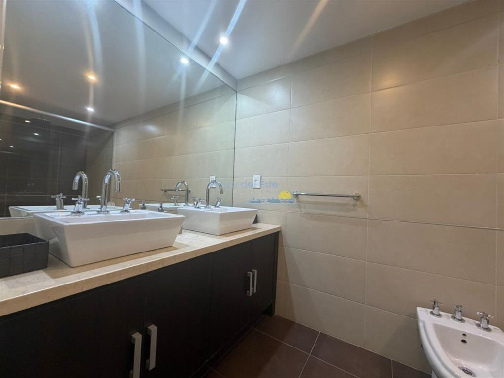 Apartamento de 3 dormitorios en Venta en Punta ,