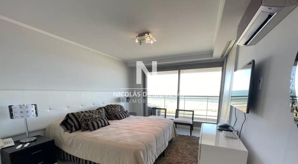 Departamento en venta, frente al mar. Torre Playa