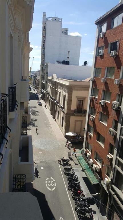 Oficina en Juan Carlos Gómez a metros de plaza Matriz
