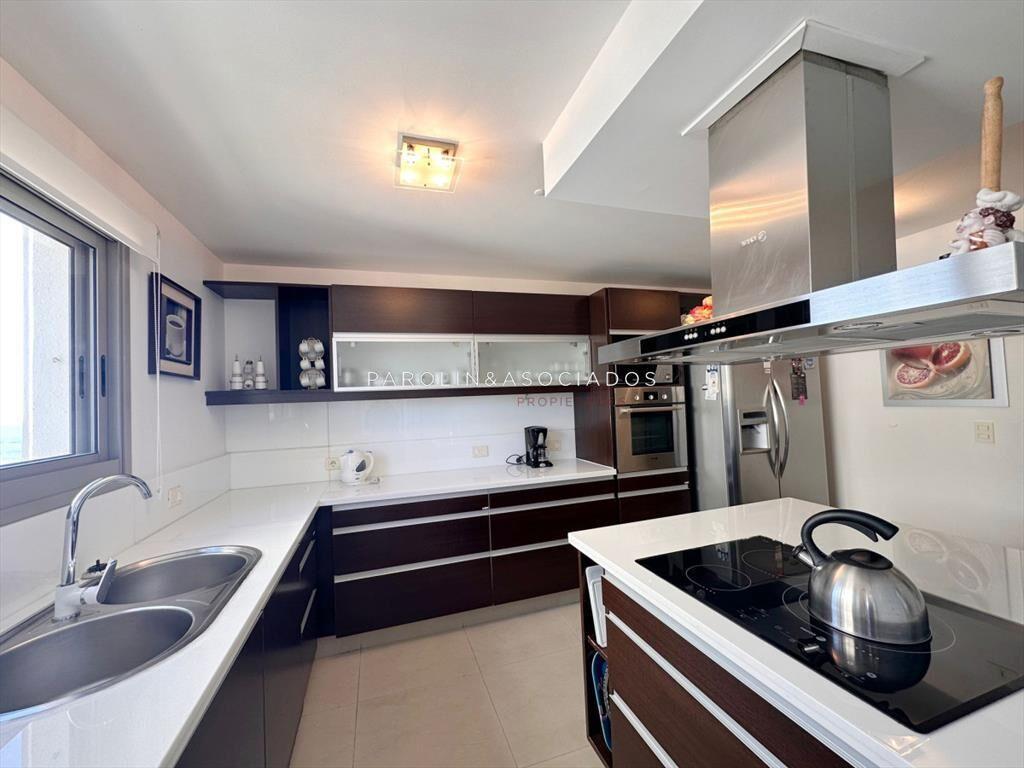 Apartamento de 3 dormitorios mas dependencia de
