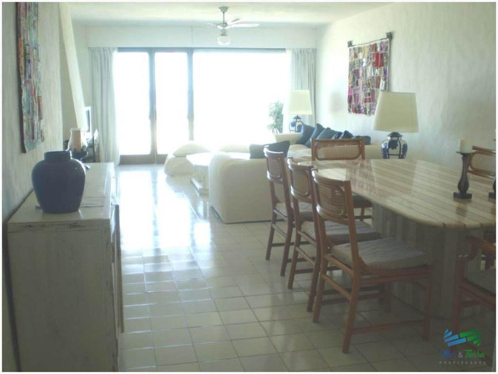 Apartamento de 3 dormitorios frente al mar en y