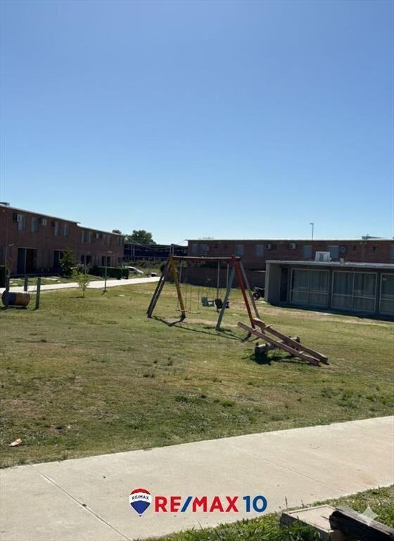 Vivienda de dos dormitorios en entorno verde.