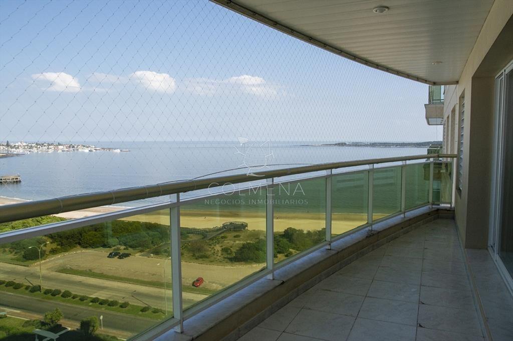 Departamento de 3 dormitorios en venta frente a Playa Mansa