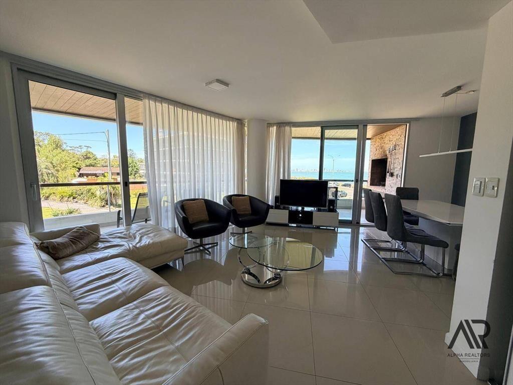 Apartamento en alquiler anual c/ cochera en Pinares