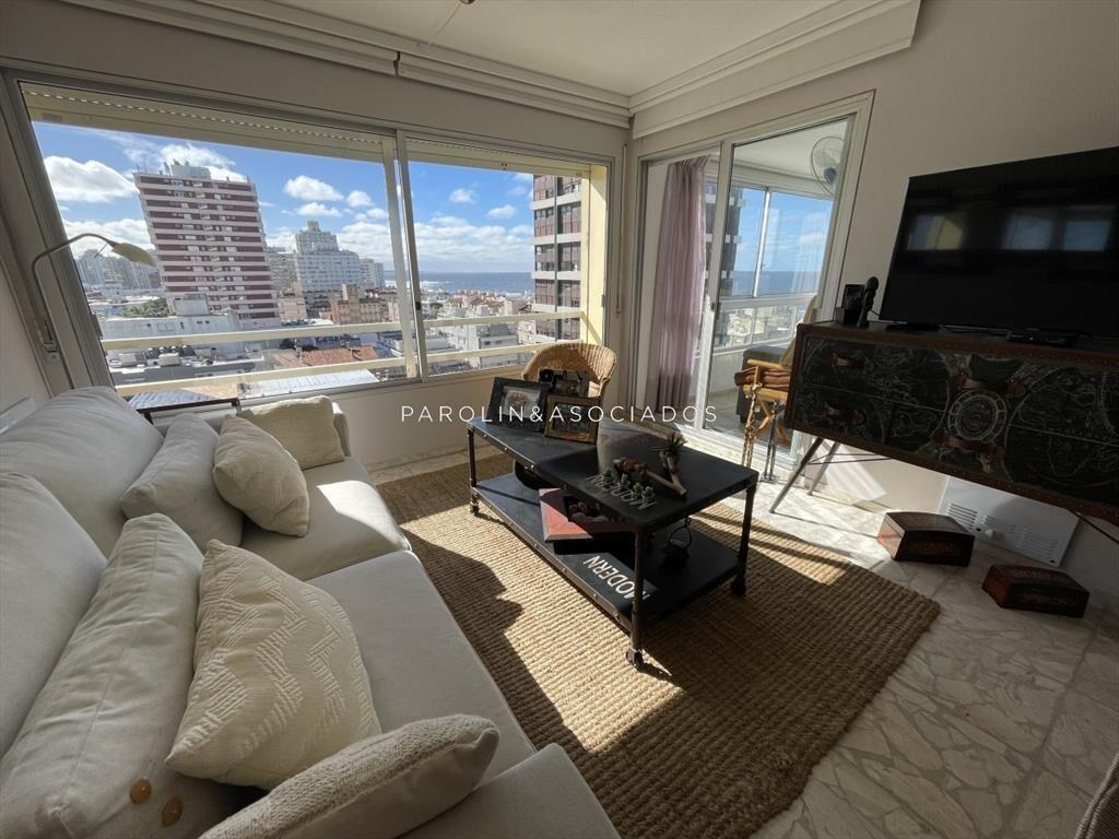 Apartamento en venta con vista al mar en edificio Libertado