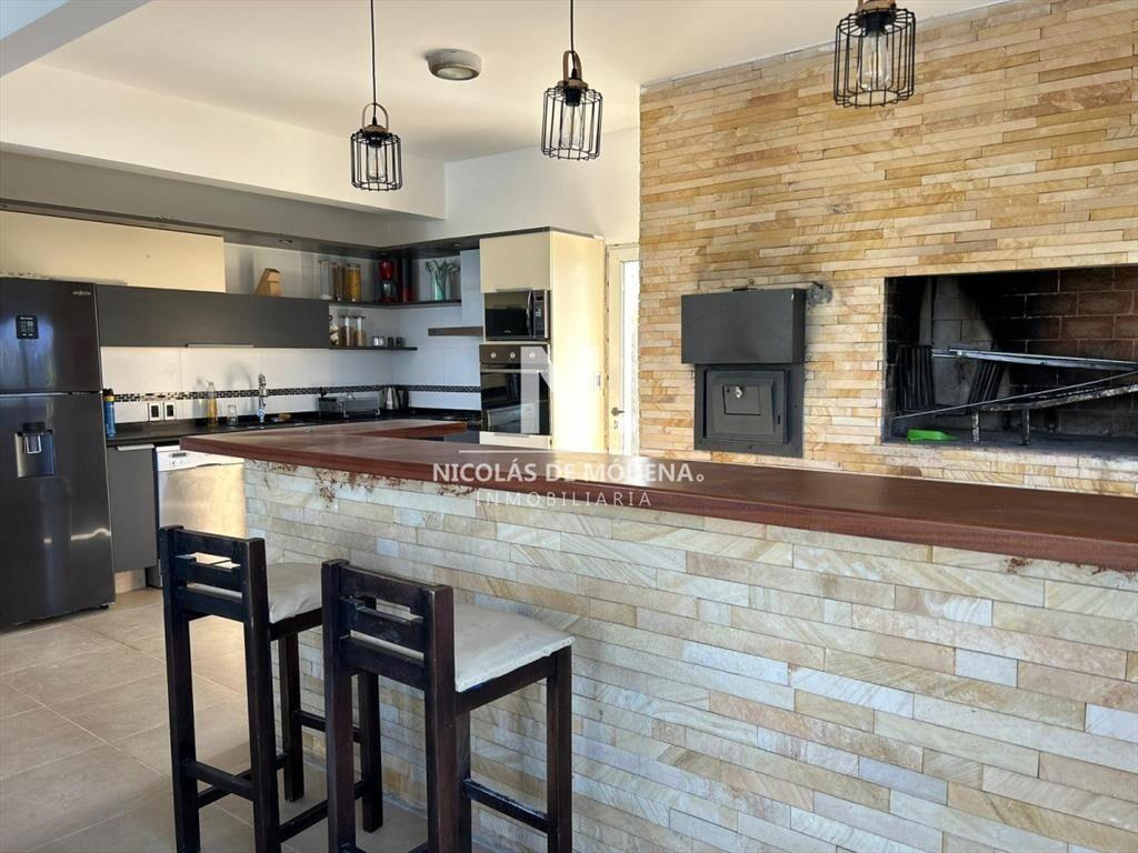 Vende casa tipo cabaña de 3 dormitorios en el
