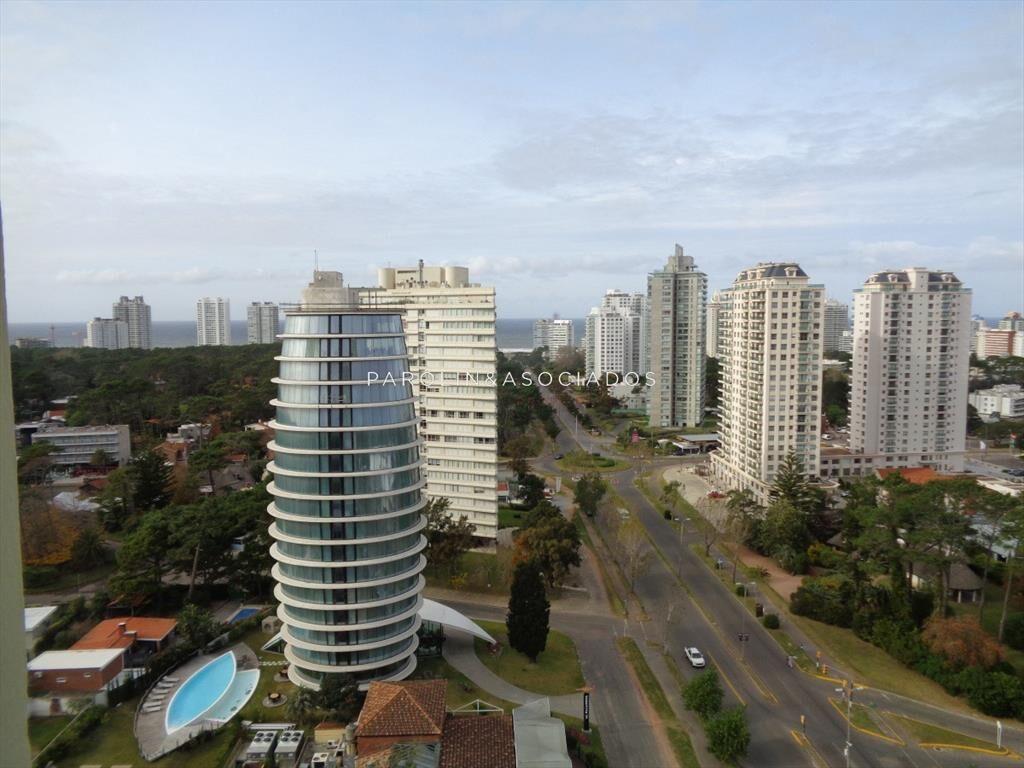 Apartamento en venta de 3 dormitorios con estufa