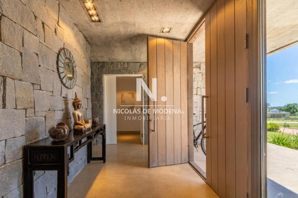 Vende impecable casa de 2 plantas con 3 en suite,
