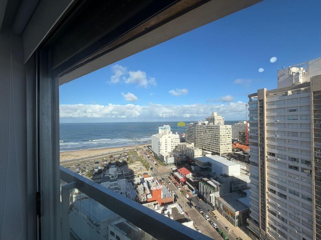 Apartamento de 2 dormitorios y servicio en anual