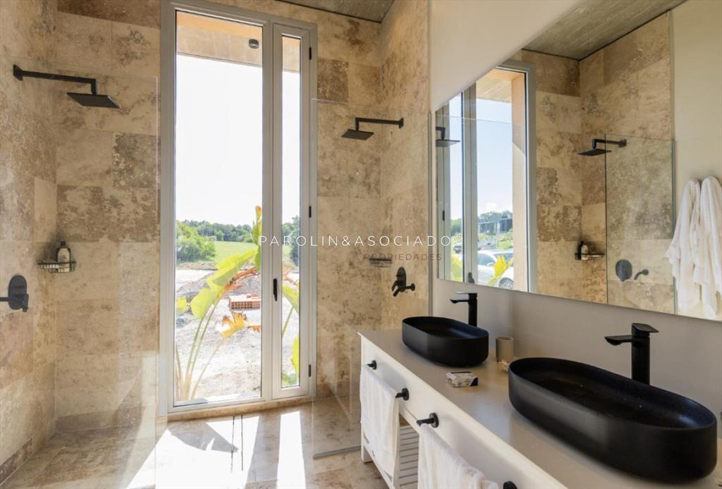 Casa en Venta de 4 Dormitorios en Laguna Escondida