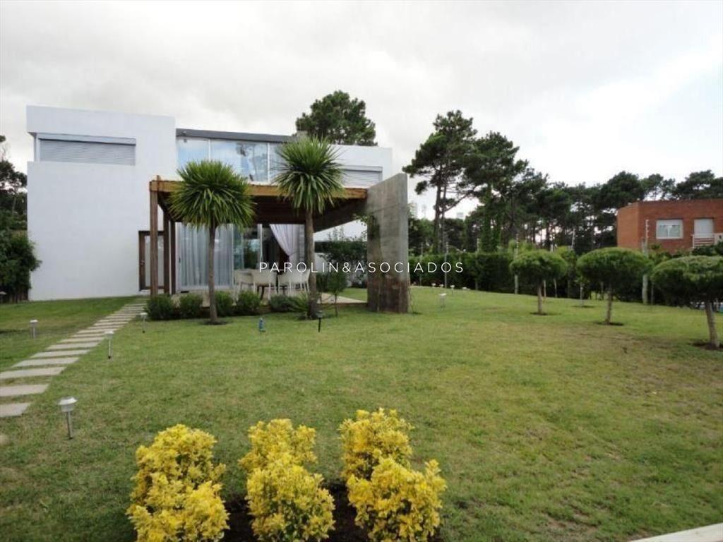 CASA DE 5 DORMITORIOS EN MANSA, PUNTA DEL ESTE