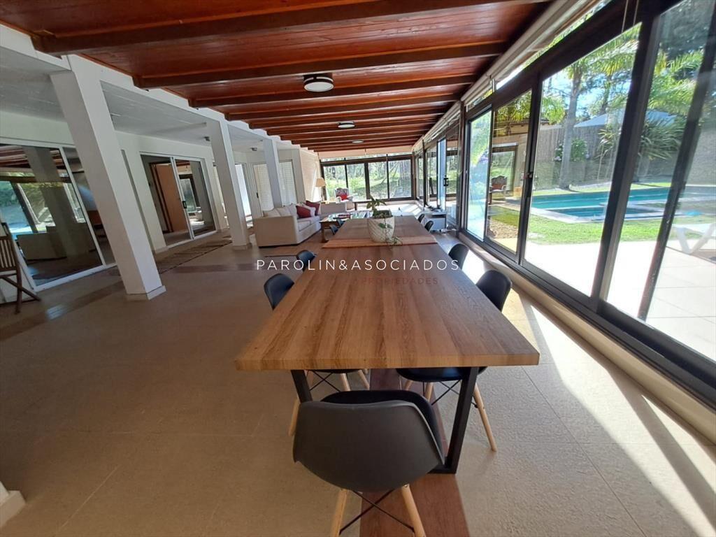 Espaciosa Casa en Barrio Privado de 6 dorm y en