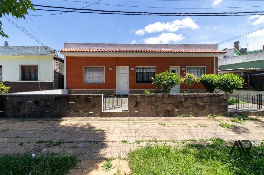 Venta casa 3 dormitorios y escritorio, barbacoa, zona Ce...