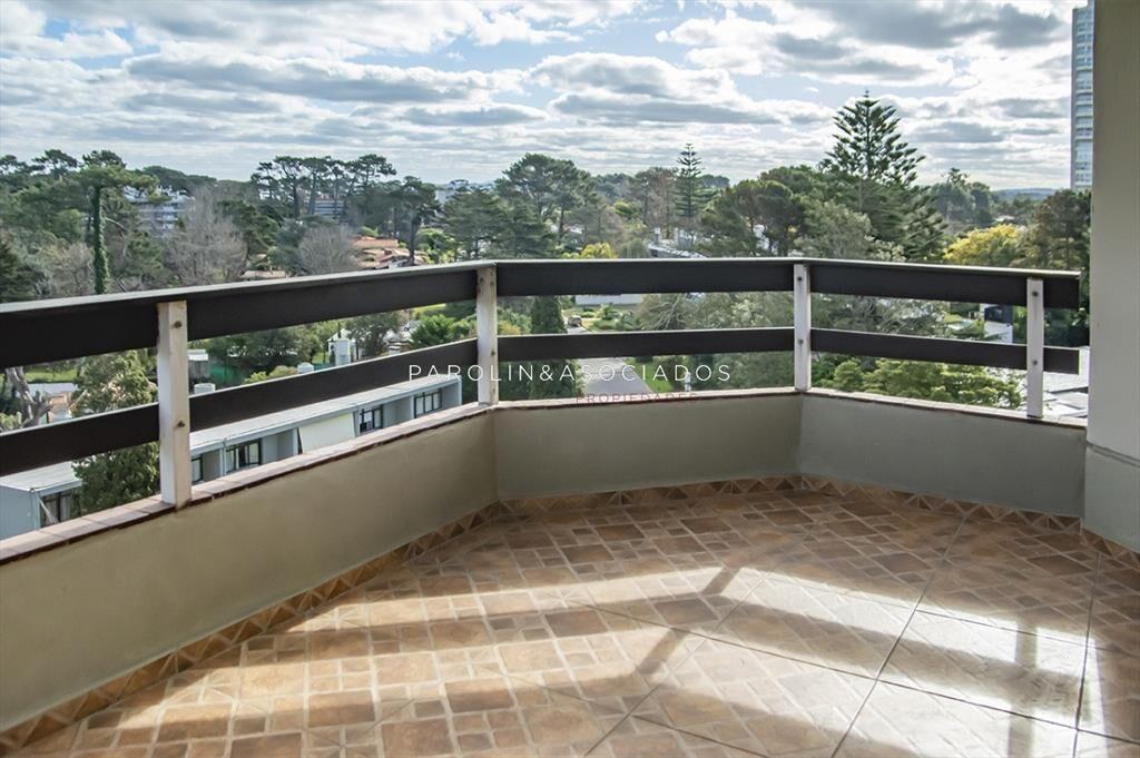 Venta Apartamento de 3 dormitorios en zona Punta
