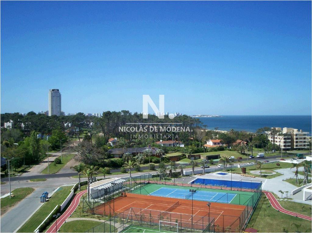 Venta de apartamento de tres dormitorios en Punta