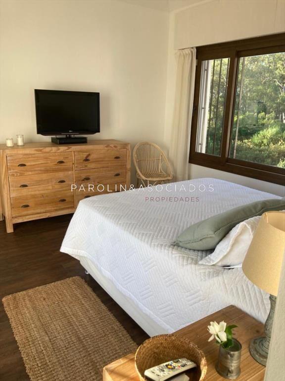 Casa en venta de 4 dormitorios en La Barra, Punta del Este.