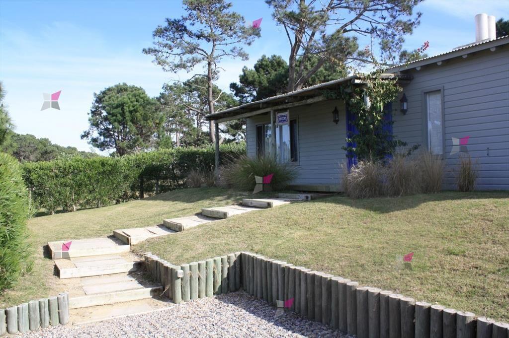 VENTA DE CASA DE 3 DORMITORIOS Y SERVICIO EN DEL