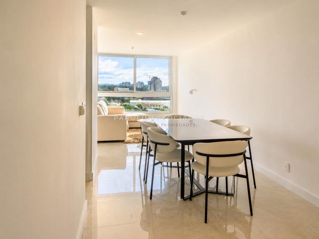 Vende apartamento de 3 dormitorios en Punta del