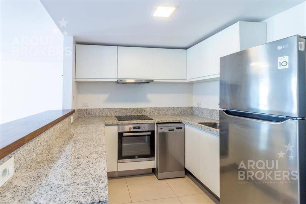 Apartamento de 2 dormitorios con garaje en venta en Punta