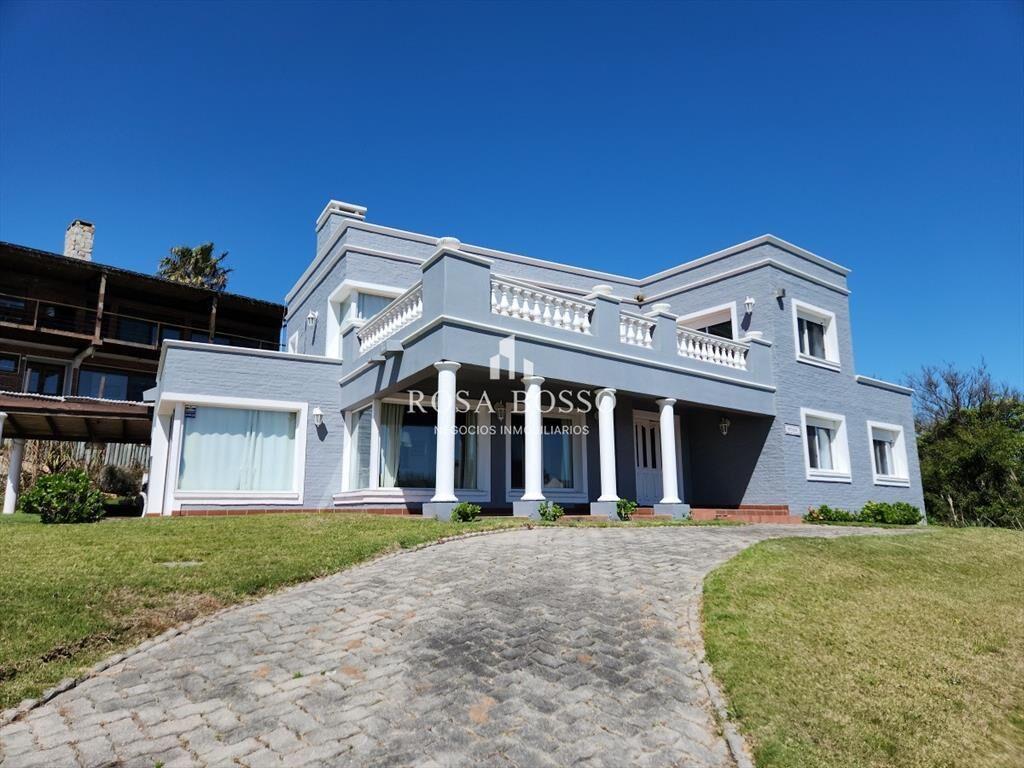 HERMOSA CASA EN  PUNTA BALLENA,  VISTA AL MAR