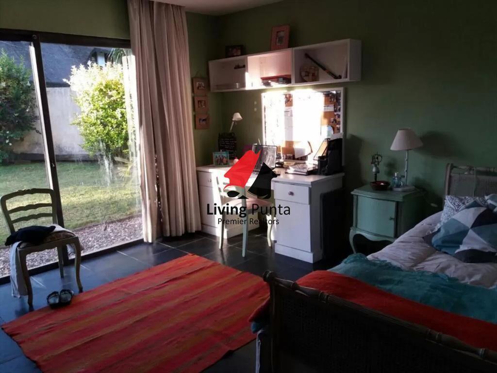 Hermosa casa de 4 dormitorios en agradable entorno.