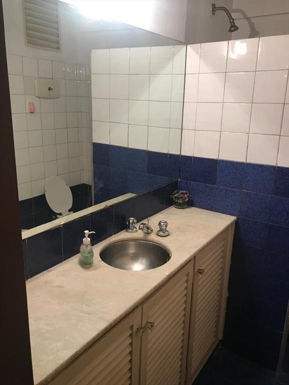 Venta oficina sobre calle Guayabos Cordón Montevideo