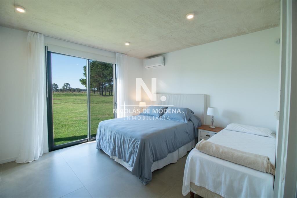 Se vende gran casa en la zona de El Quijote, en 4