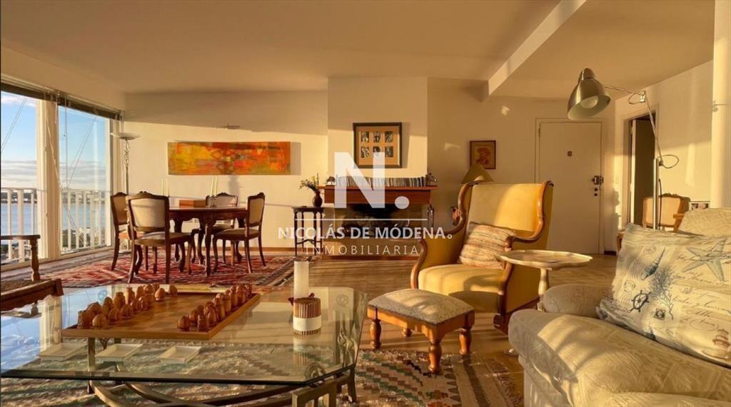 Vende apartamento de 3 dormitorios en Punta del