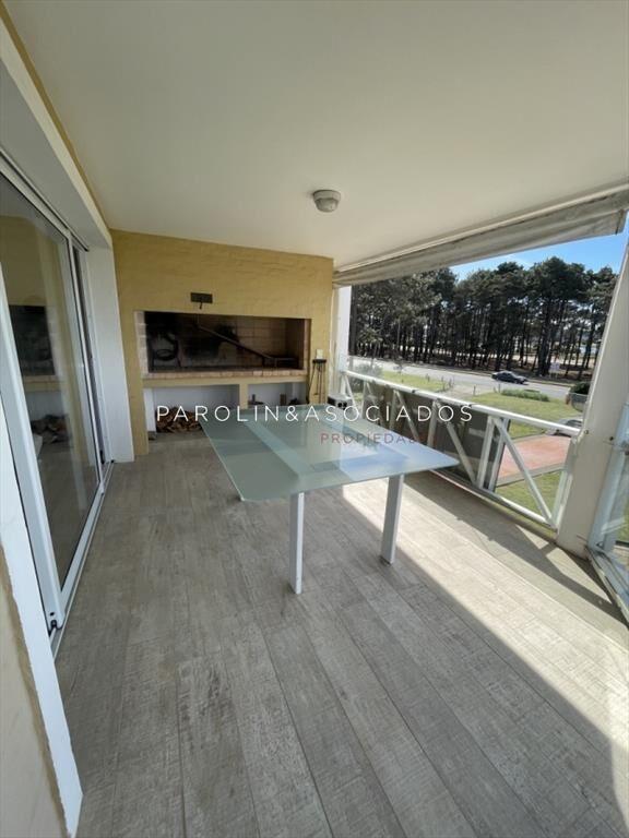 Apartamento de 3 dormitorios con vista al mar, en Brava Pun