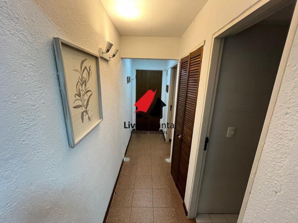 Vende apartamento de 2 dormitorios en Punta del