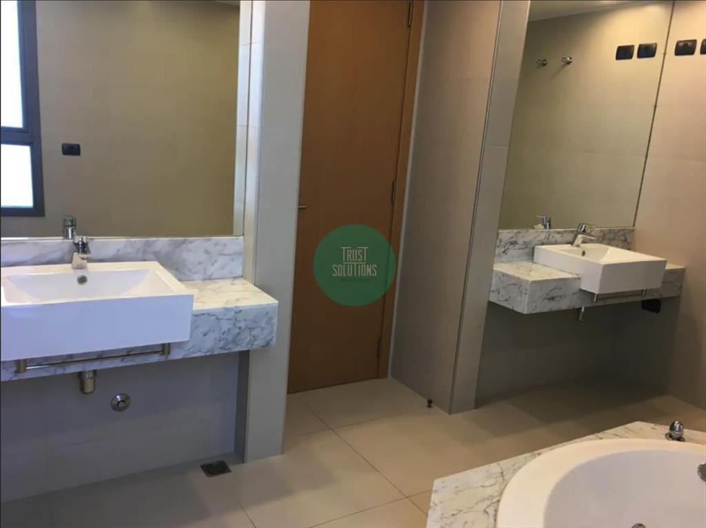 Apartamento moderno con balcón y bañera de hidromasaje