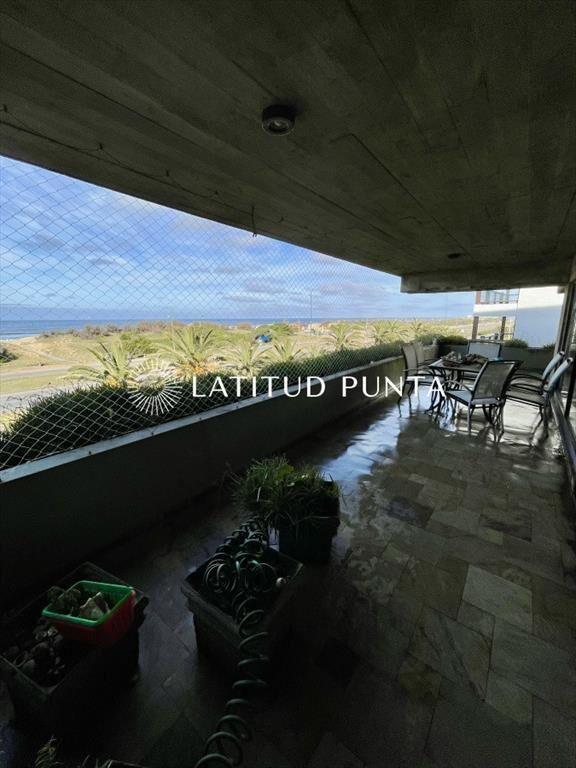 Apartamento en Brava, 4 dormitorios más dependencia