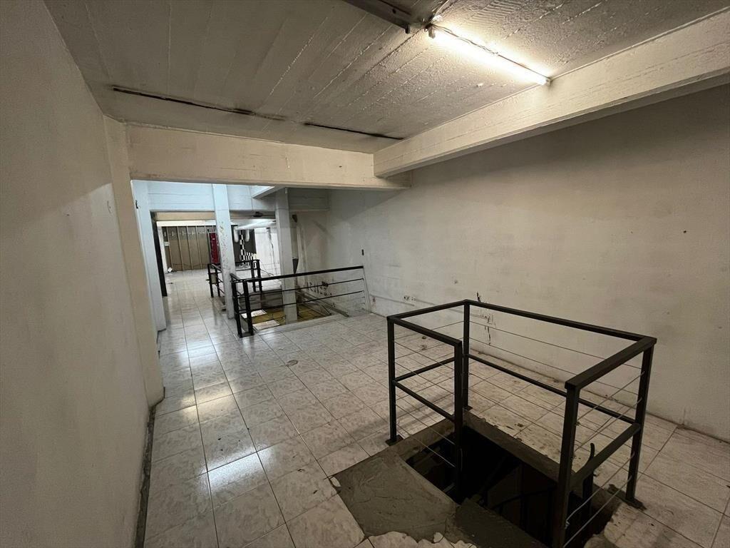 18 de Julio y Cuareim , 4 mts de frente, 180 m2 , doble alt
