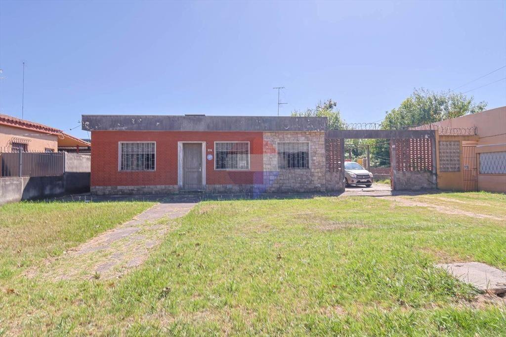 VENTA CASA 4 DORMITORIOS y GRAN TERRENO -COLÓN
